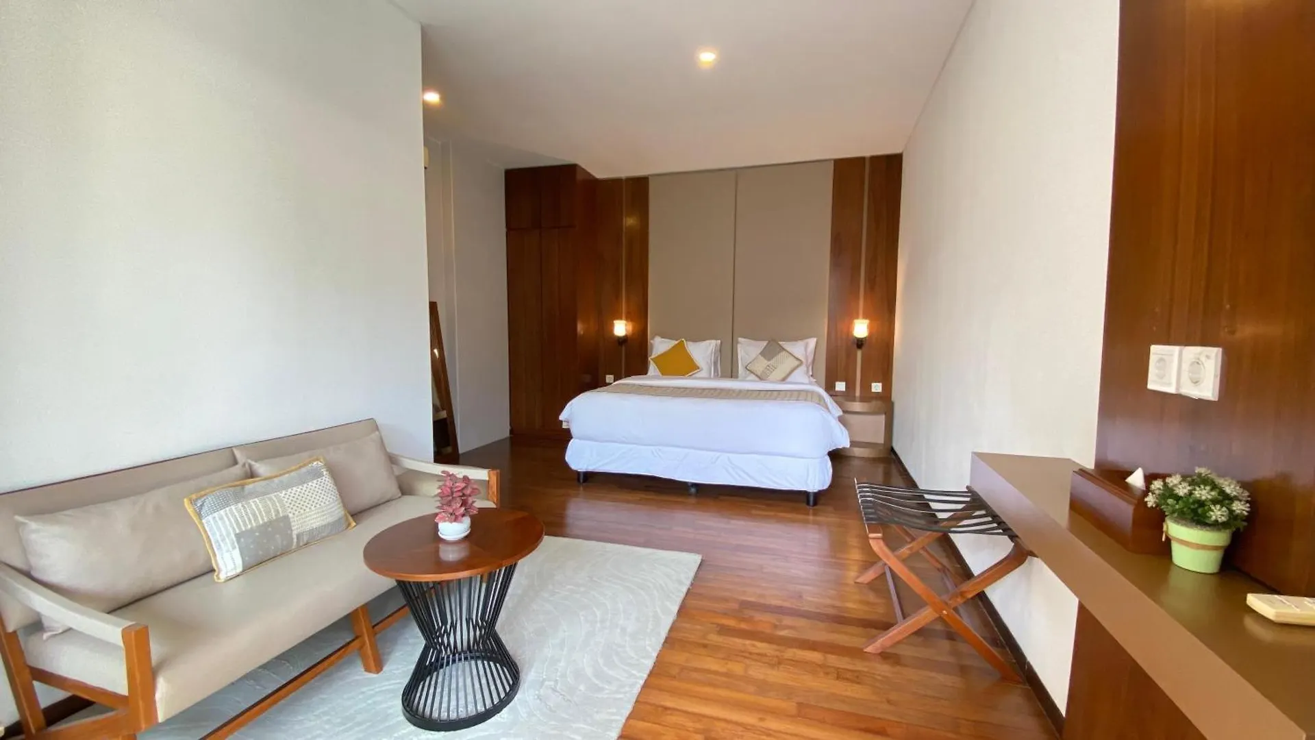 Yy Villa Big Pool & Parking In Seminyak