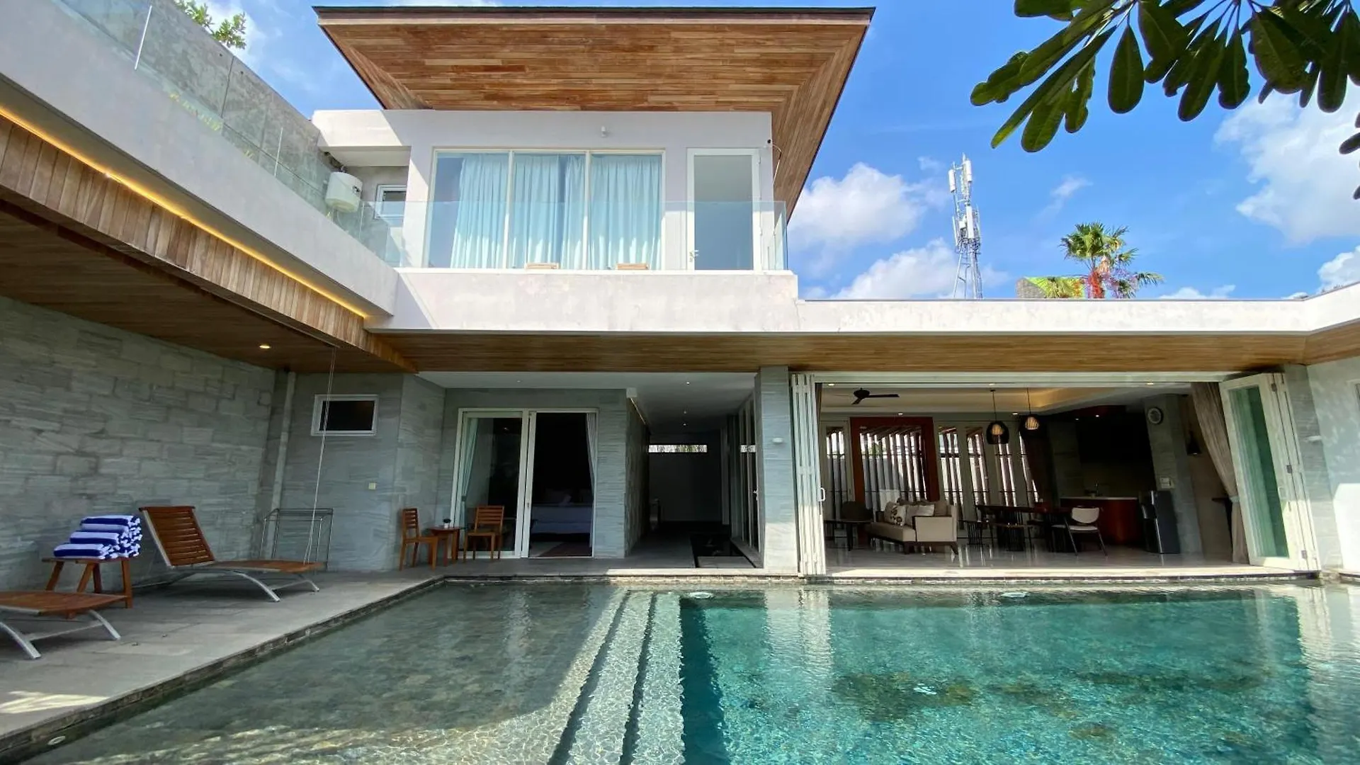 Yy Villa Big Pool & Parking In Seminyak