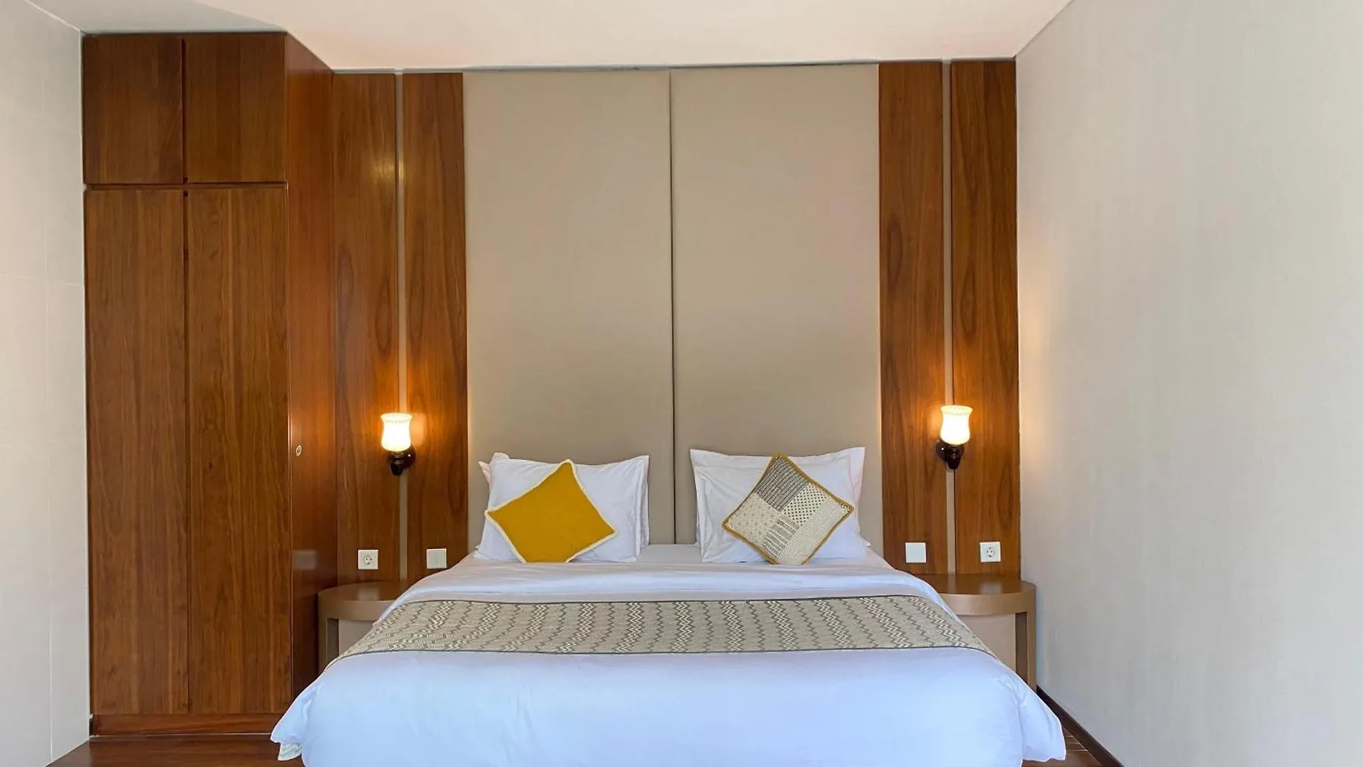 Yy Villa Big Pool & Parking In Seminyak
