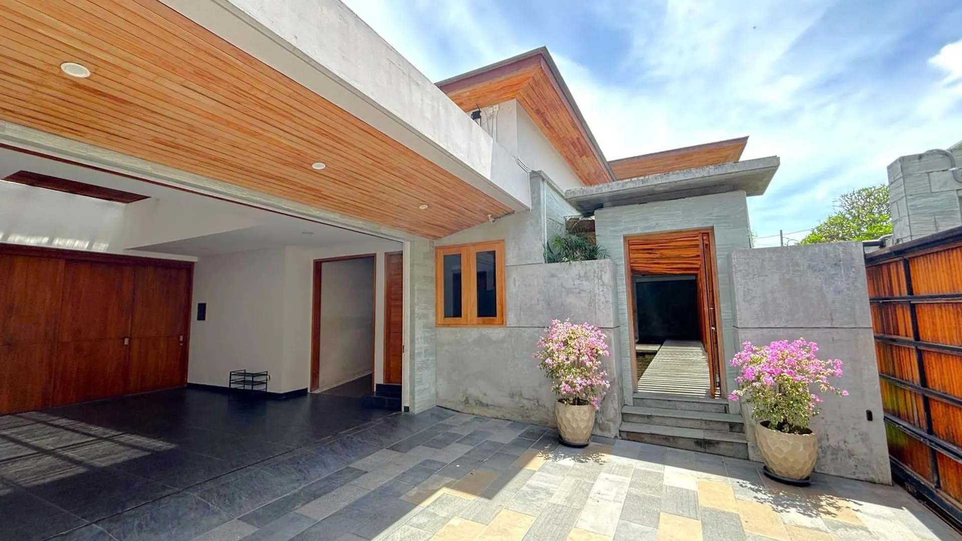 Yy Villa Big Pool & Parking In Seminyak