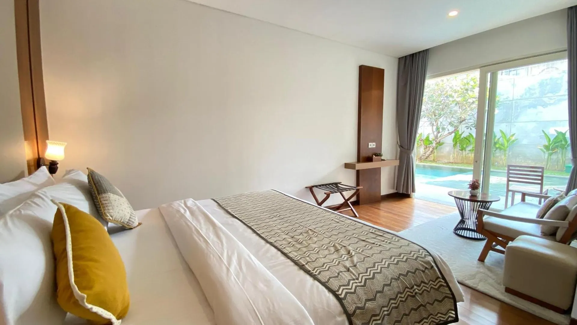 Yy Villa Big Pool & Parking In Seminyak