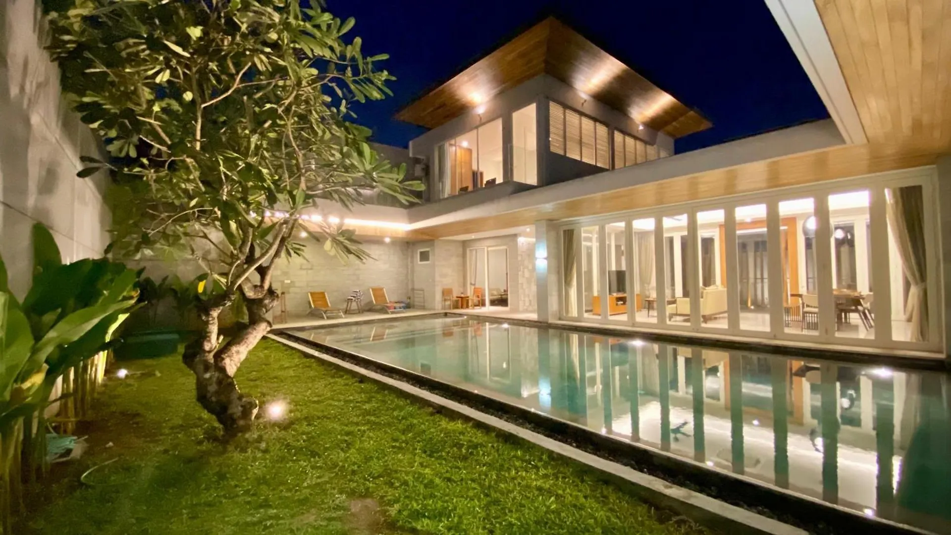 Yy Villa Big Pool & Parking In Seminyak
